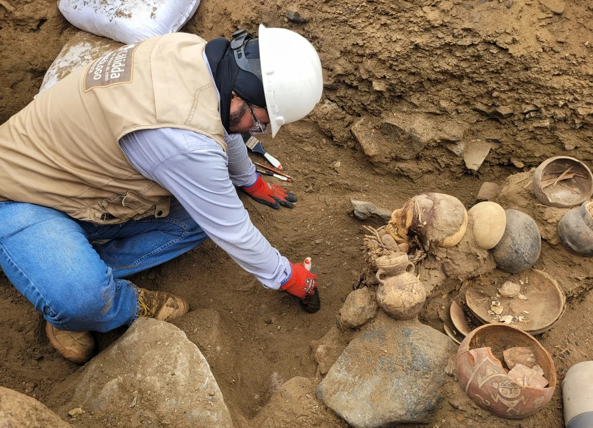 Hallan momia de más de mil años durante instalación de gas