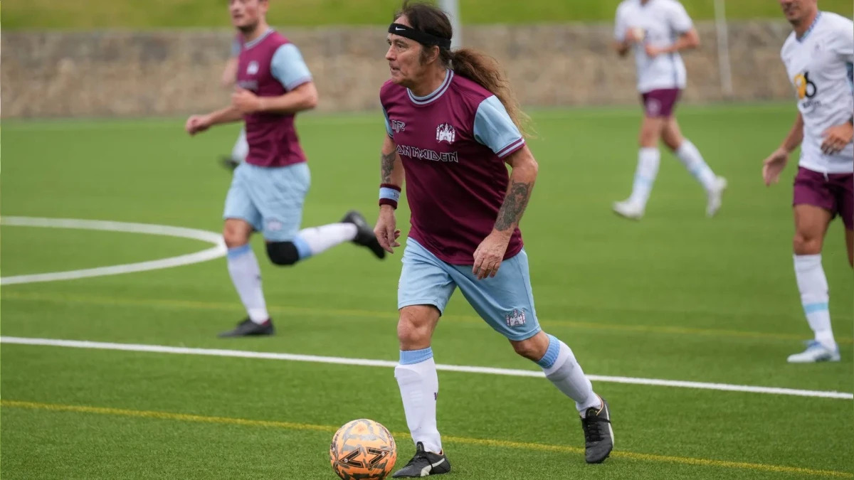 Iron Maiden jugó una 'pichanga' contra el equipo de Oliver Sonne