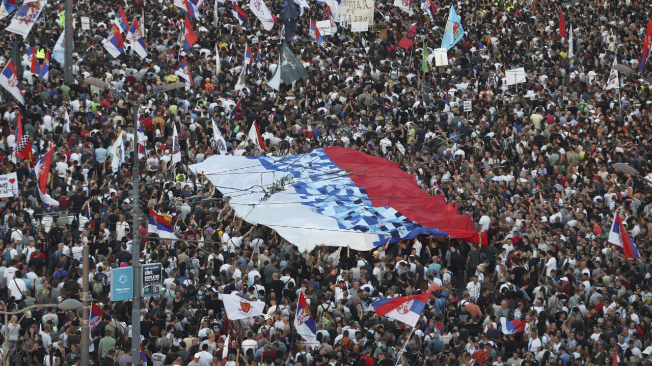 Estudiantes serbios exigen elecciones adelantadas en masiva protesta
