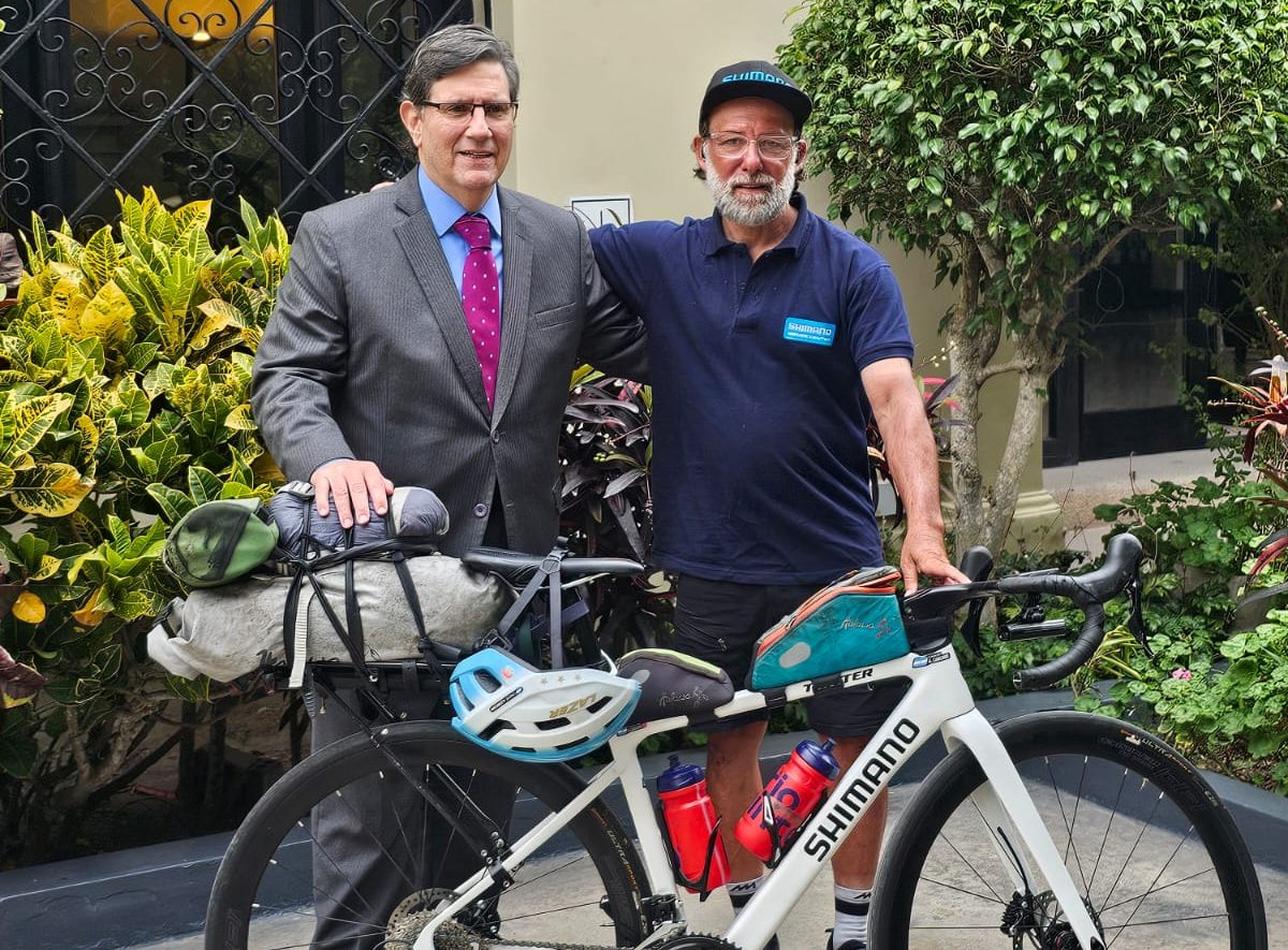 Ciclista argentino de 57 años con Parkinson pedalea por América