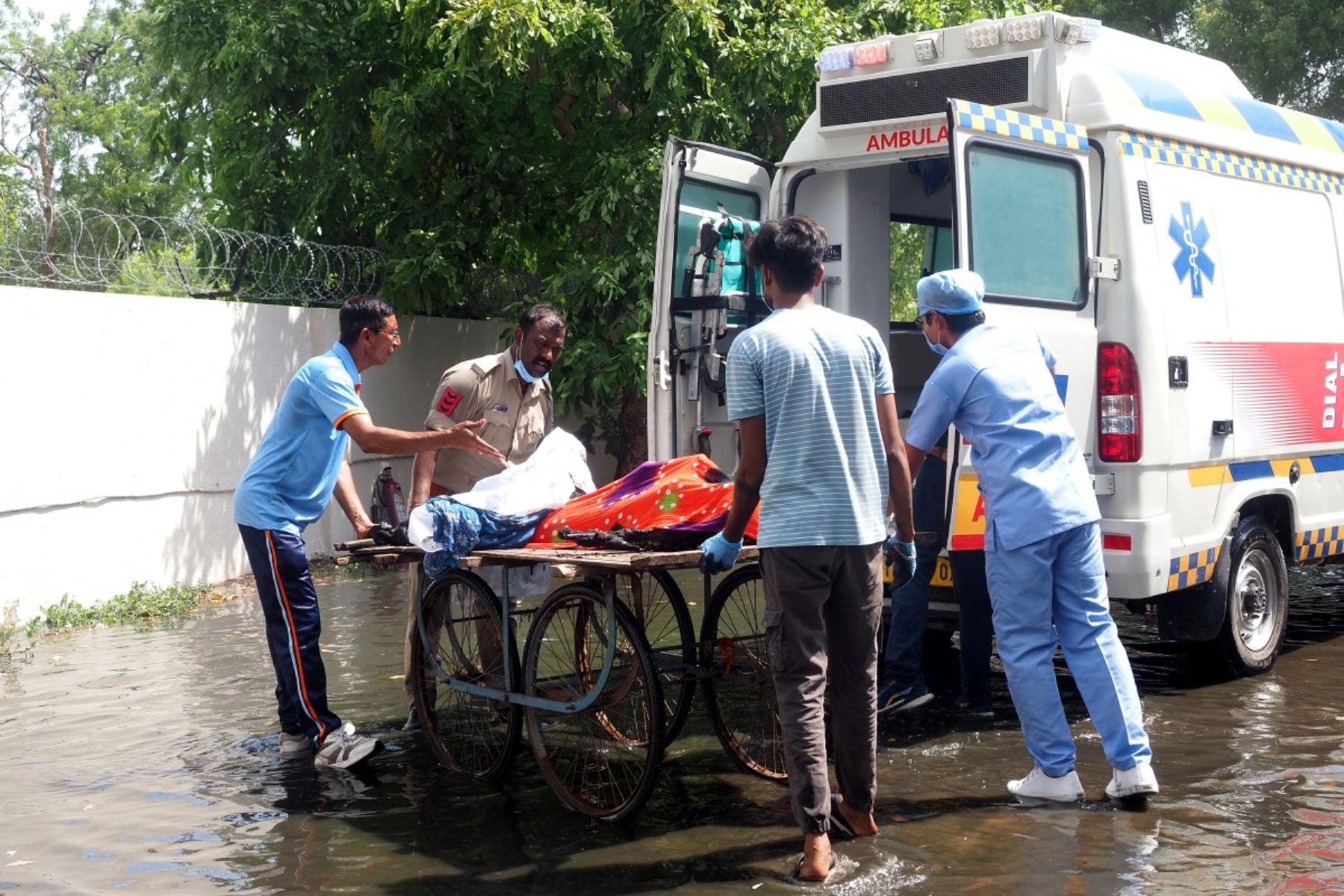 Rescatan con vida a un pasajero del vuelo AI171 de Air India