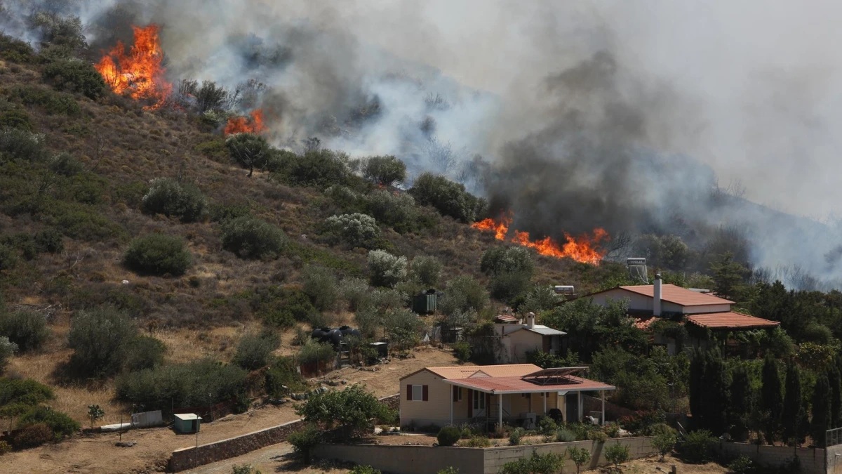 Incendio forestal en las afueras de Atenas