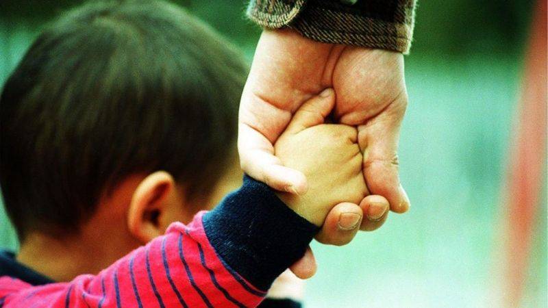 Rechazar la prueba de ADN no te exime: el juez puede declararte padre