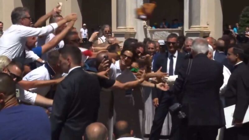 Lanzan objeto contra el Papa León XIV en el Vaticano