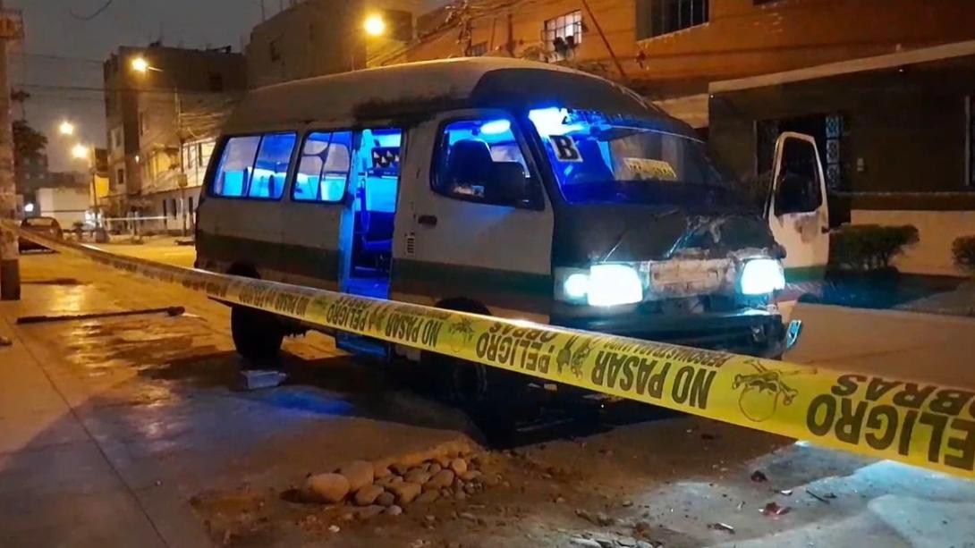 Sicarios asesinan a balazos a chofer de combi llena de pasajeros