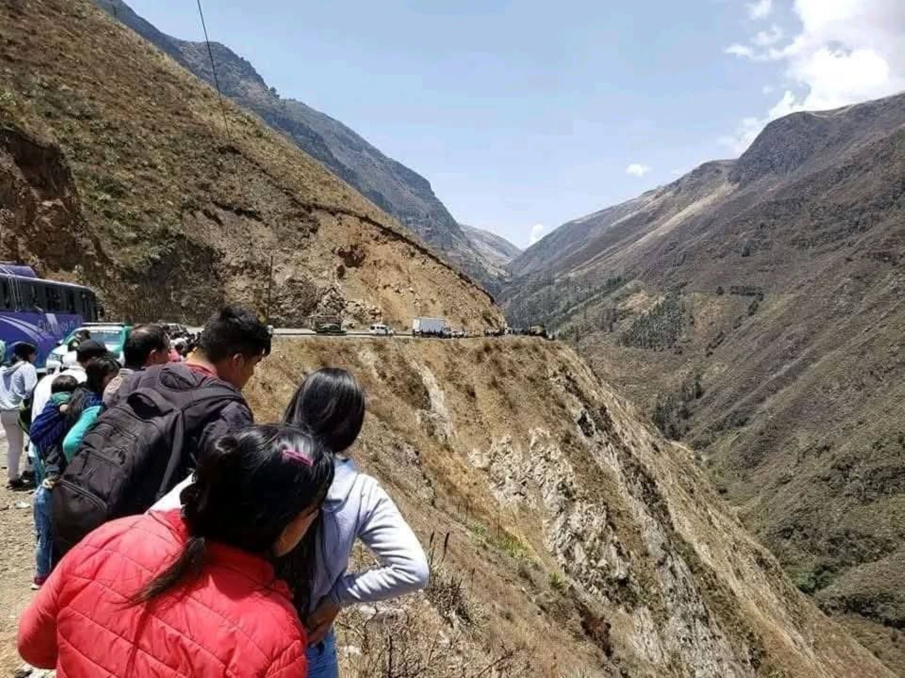 Camioneta cae a abismo de 400 metros y deja cuatro muertos