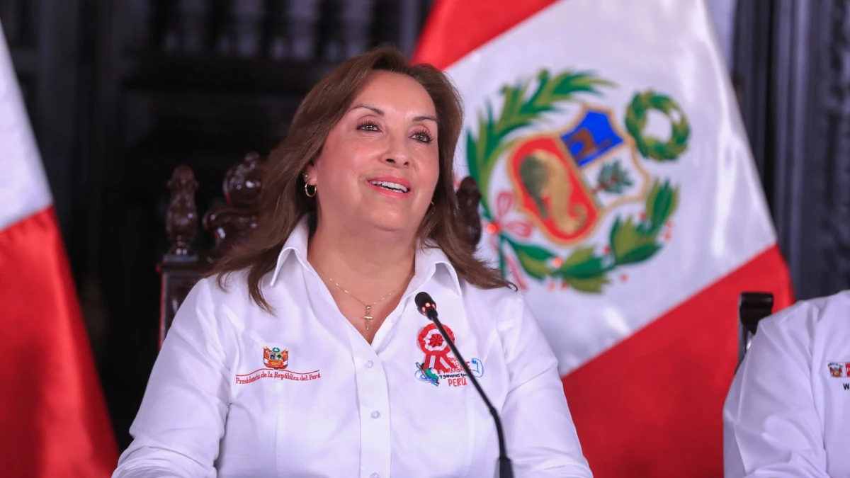 Boluarte llama al diálogo a mineros ilegales y defiende la formalización