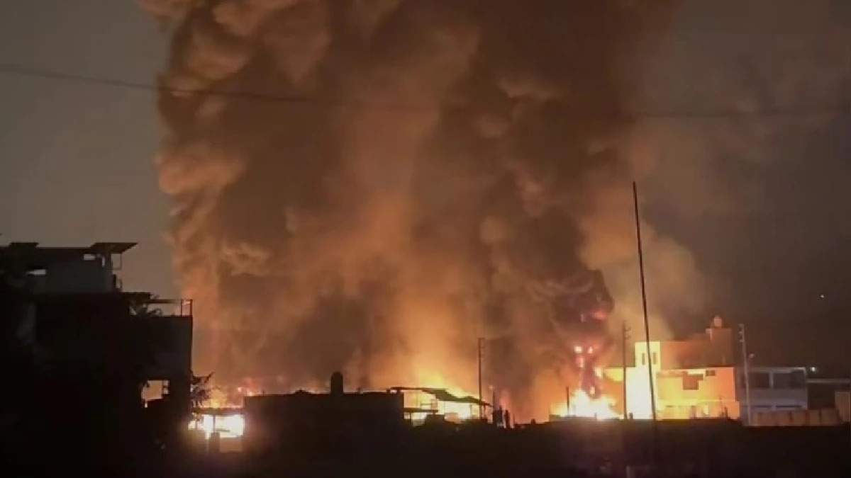 Voraz incendio afecta almacén de reciclaje en Carabayllo