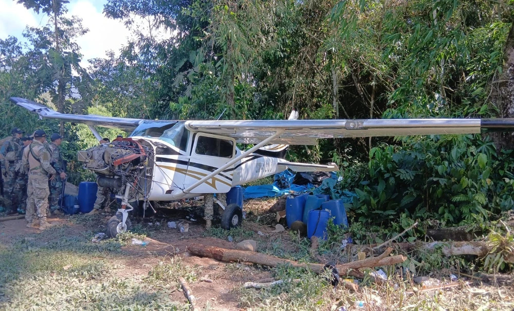 FF.AA interviene avioneta presuntamente usada para el narcotráfico