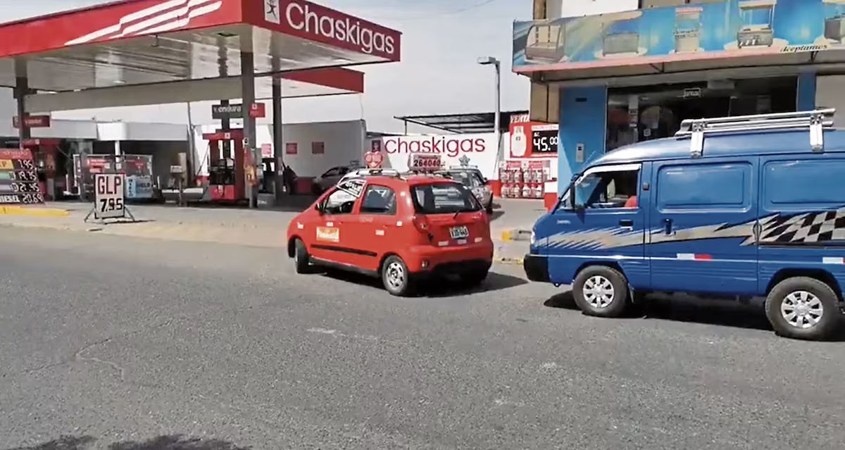 Bloqueos en la Panamericana Sur provocan escasez de GLP y largas colas en Arequipa