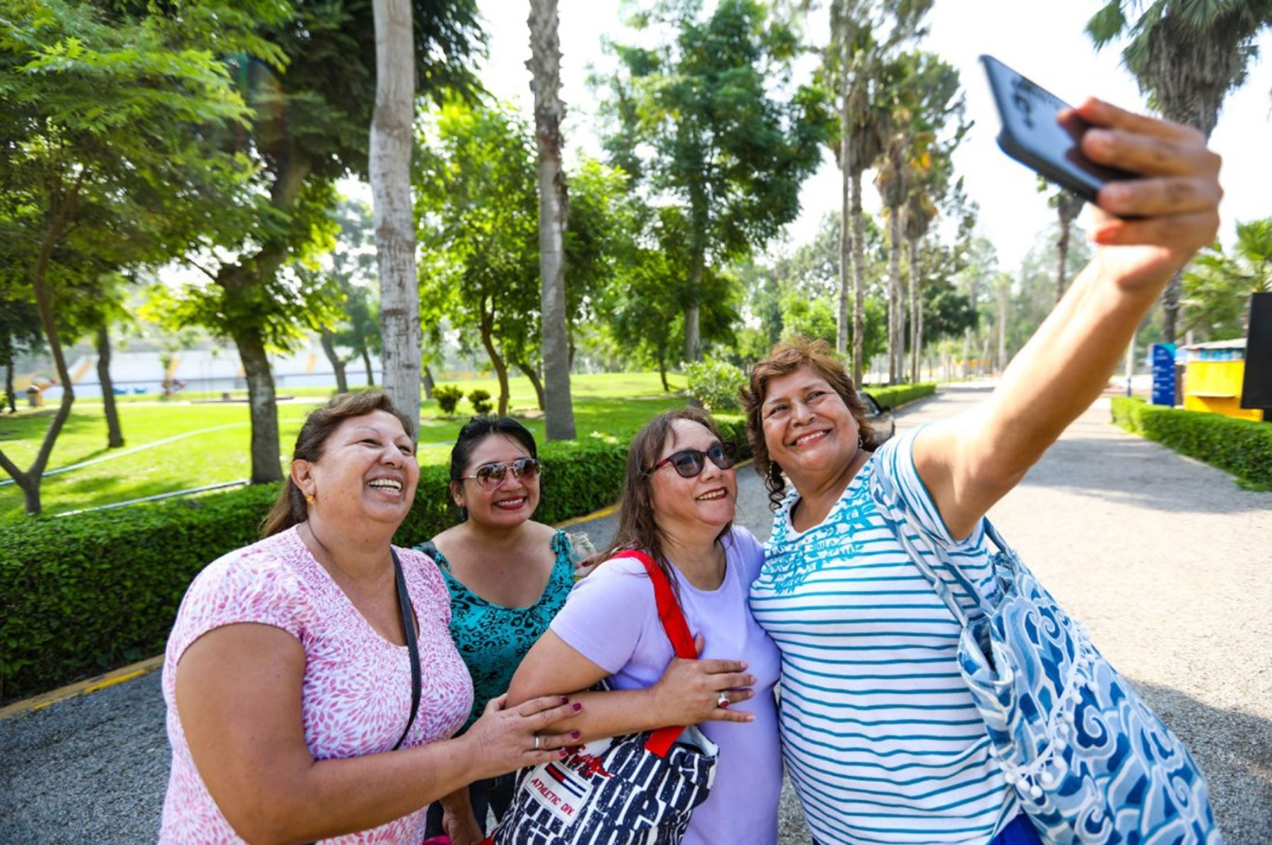 Docentes celebran su día con ingreso gratuito al Circuito Mágico del Agua