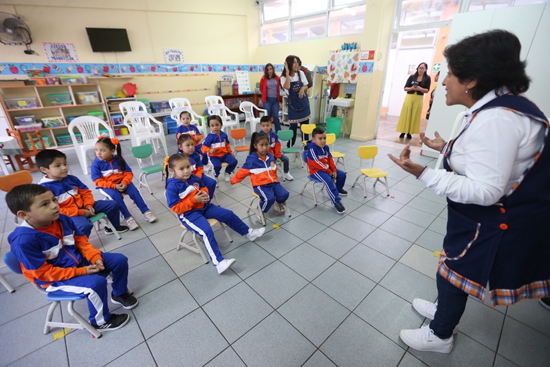 Gobierno impulsa acercamiento al inglés a más de 2 millones de escolares