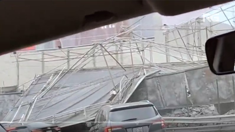 Fuertes vientos en Lima tumban árboles y paneles publicitarios