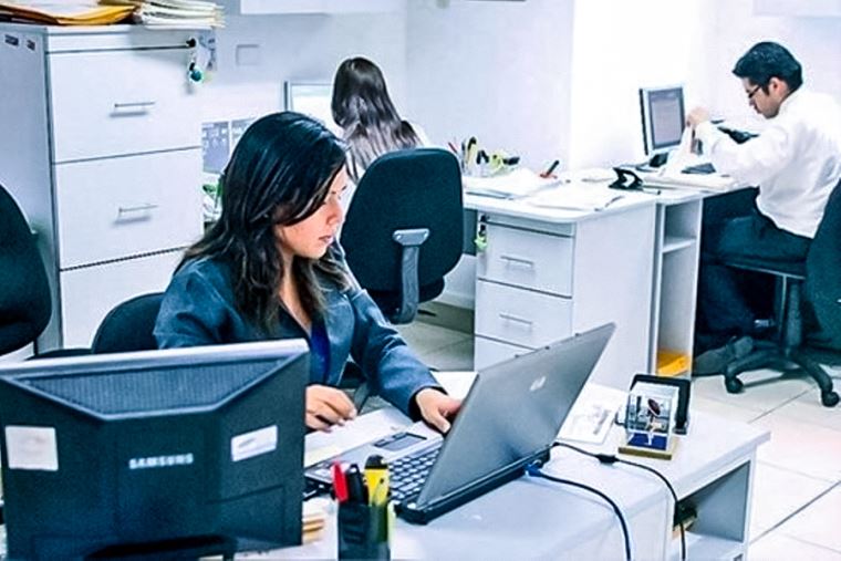 Gobierno aprueba aguinaldo de S/300 para todos los trabajadores públicos