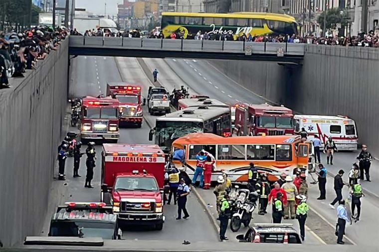 Tres muertos y 17 heridos en choque entre cúster y bus del Metropolitano