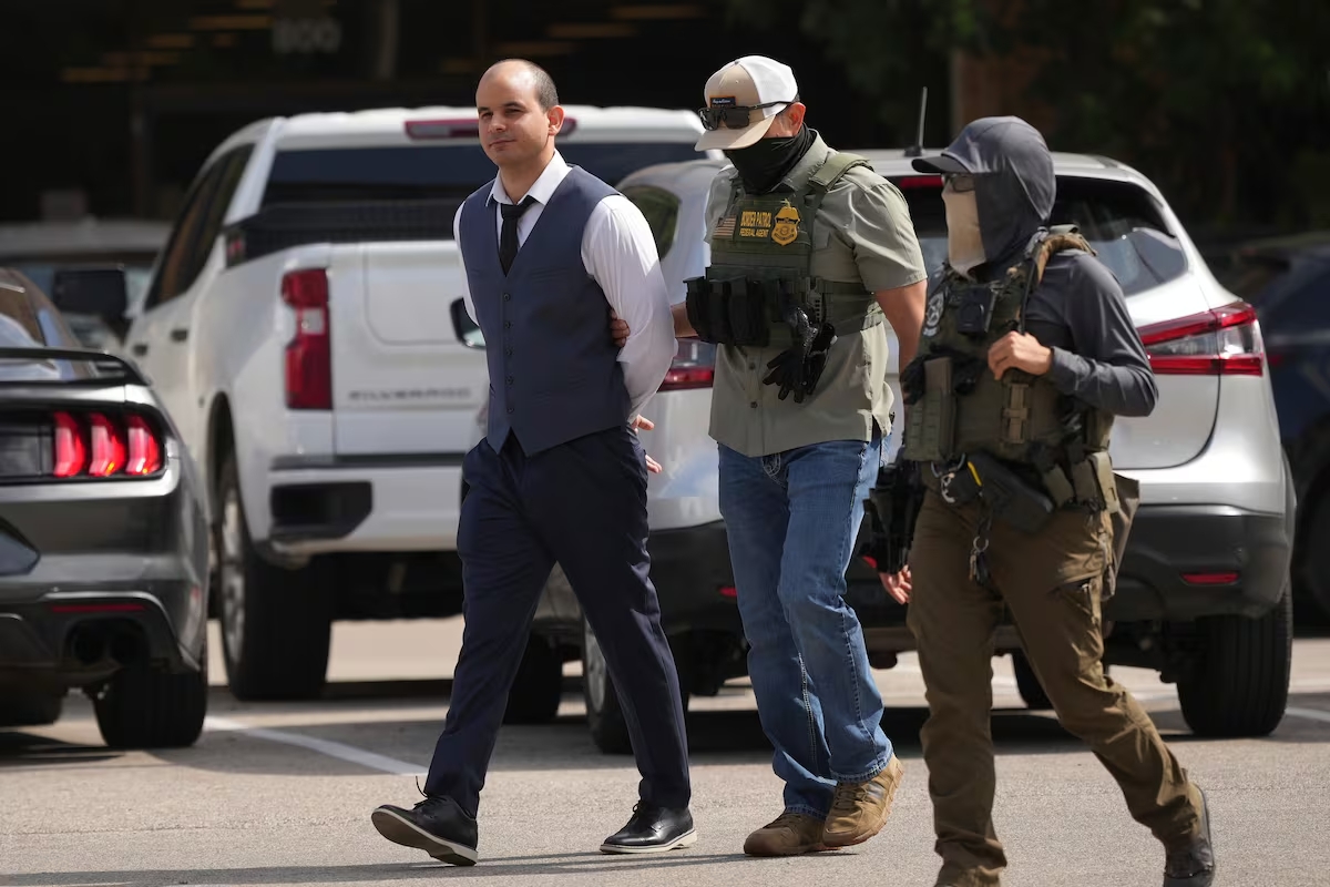 ICE detiene a 12 migrantes en Texas con apoyo de la policía local