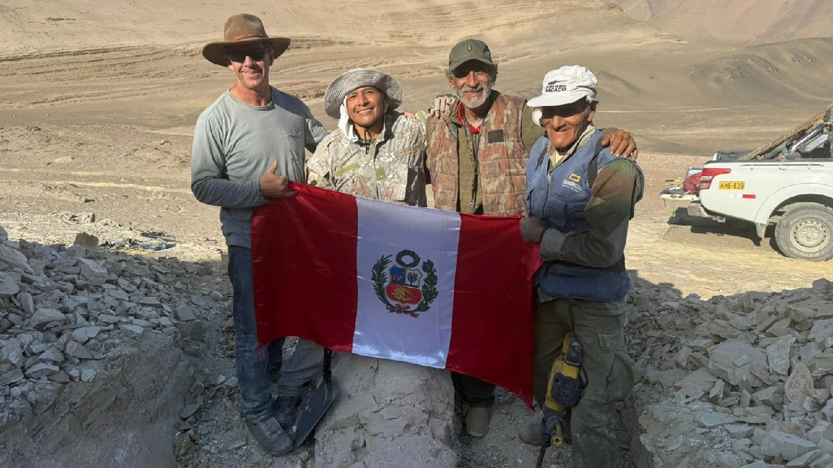 Bomberos rescatan a paleontólogo varado en desierto de Nasca