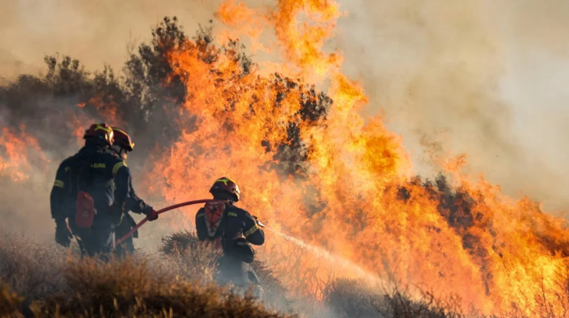 Incendios forestales obligan a evacuar miles de personas en Grecia