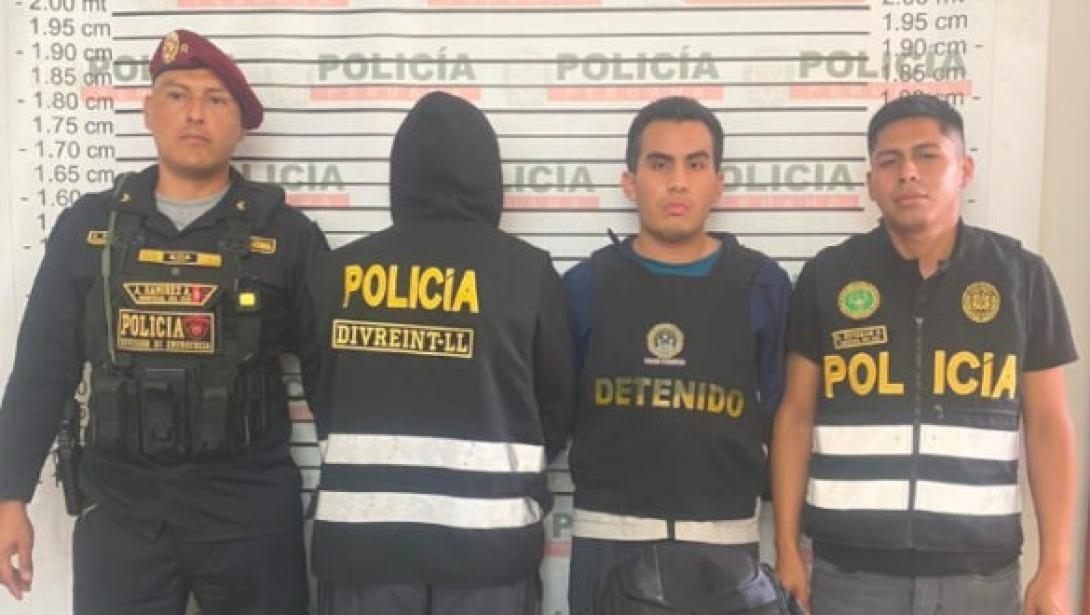Detienen a alumno por extorsionar a profesor en plena clase