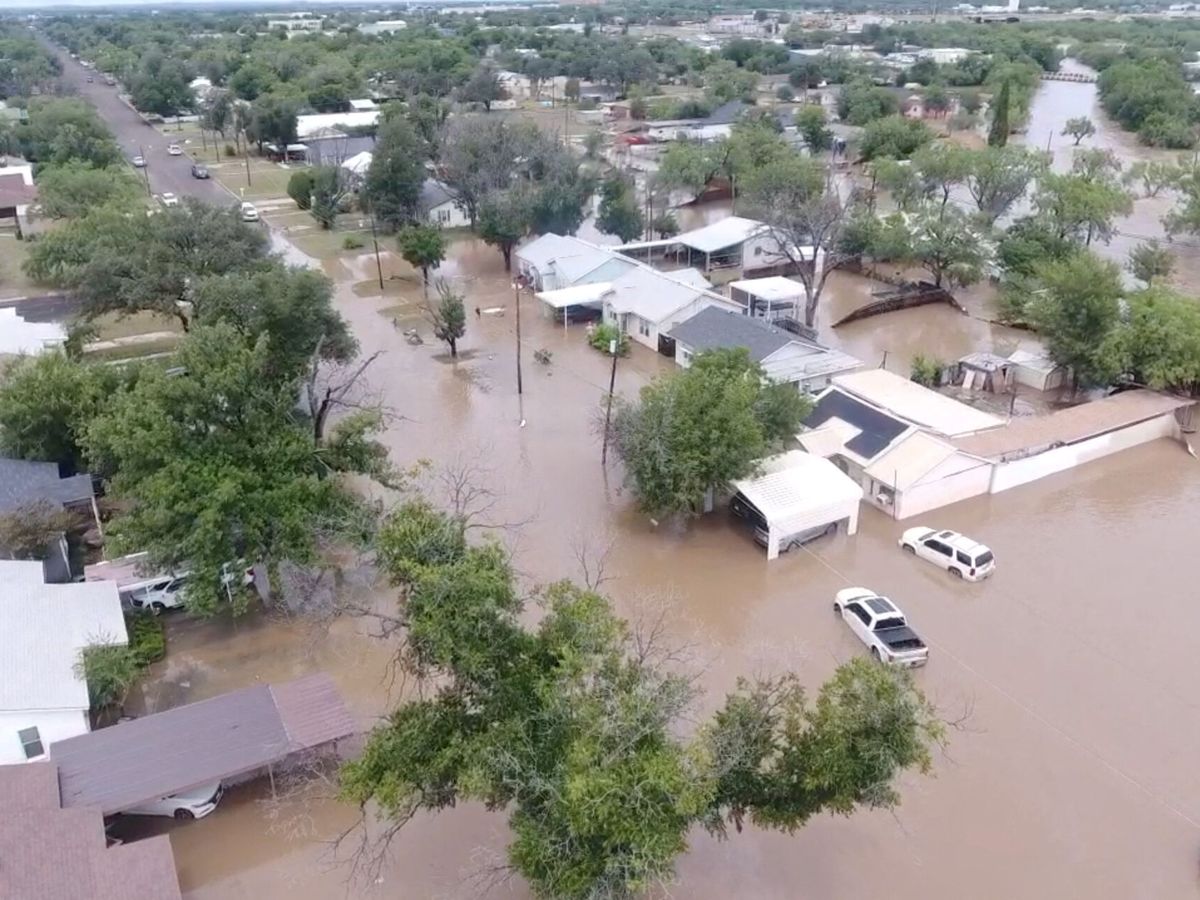 Inundaciones en Texas dejan 59 muertos y continúan las labores de rescate