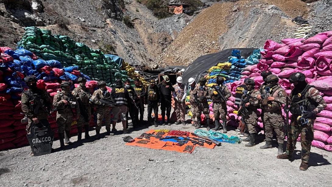 FF.AA. incauta armamento en campamento de minería ilegal