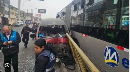 Combi se despistó en la Av. Túpac Amaru