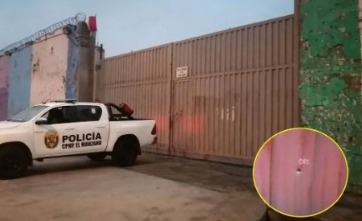 Delincuentes balean portón de cochera