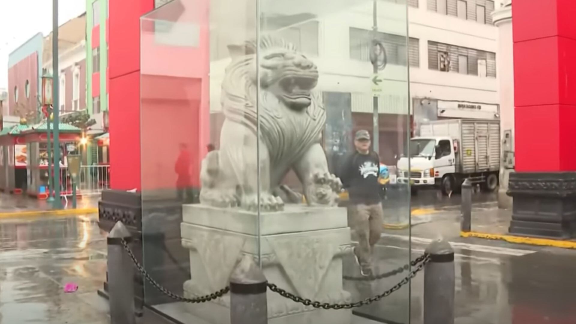 Barrio Chino: autoridades protegen a los leones de Fu con vidrios