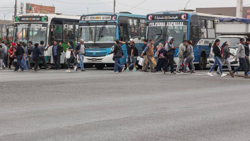 Paro de transportistas divide a gremios