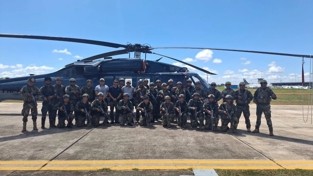 Policías se capacitan en abordaje de helicópteros en la Selva