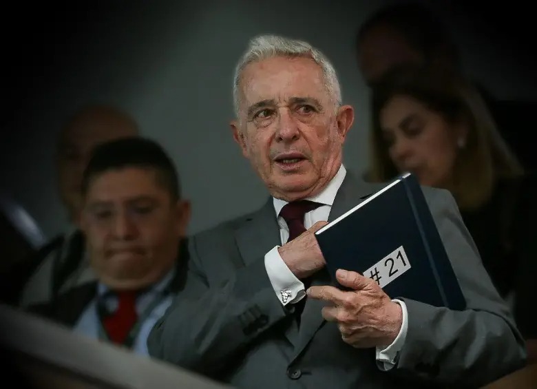 Dictan 12 años de prisión domiciliaria a Álvaro Uribe