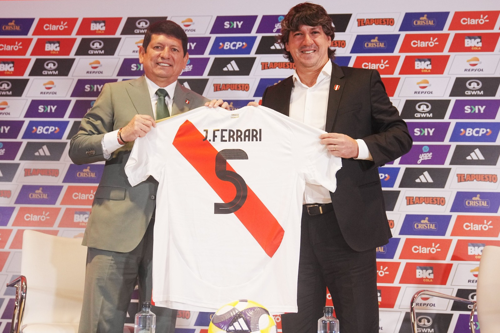 Ferrari sosteniendo camiseta peruana