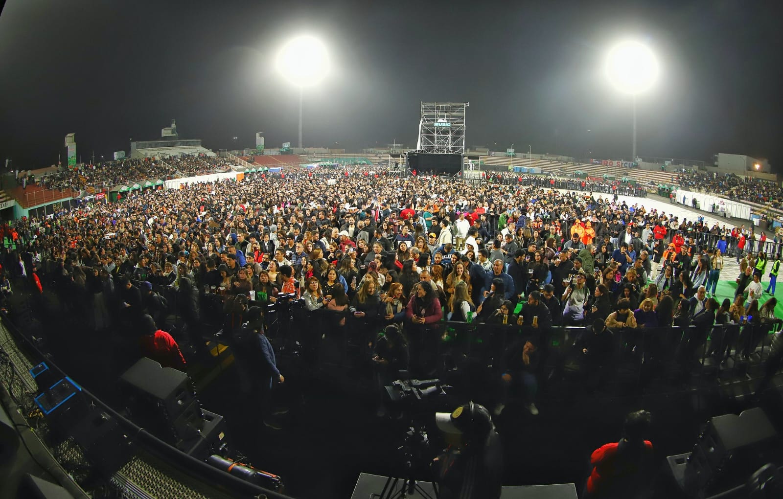 Miles de chalacos “salsearon” al ritmo de Gilberto Santa Rosa en una exitosa e histórica edición del “Chimpunazo a la Chalaca 2025”