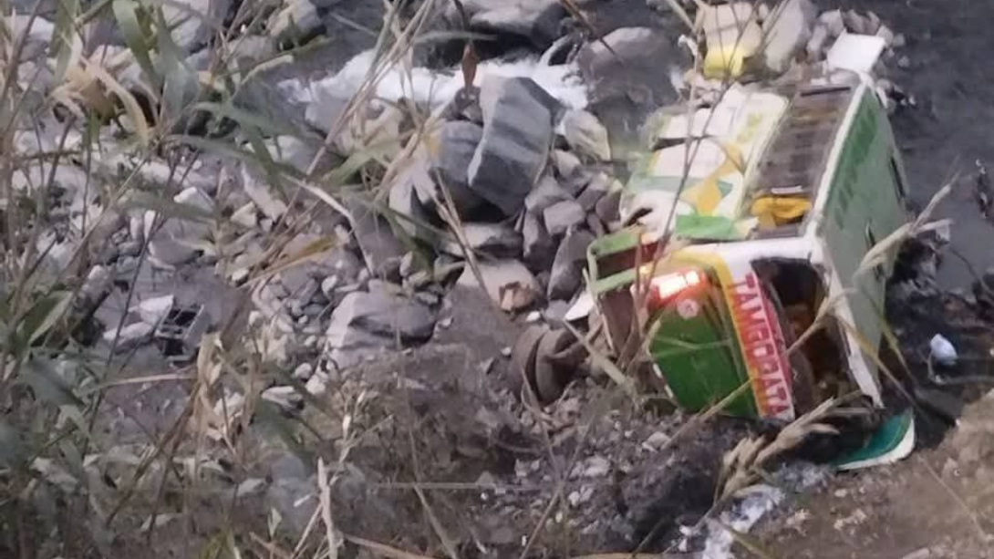 10 muertos y 37 heridos tras caída de bus interprovincial al abismo