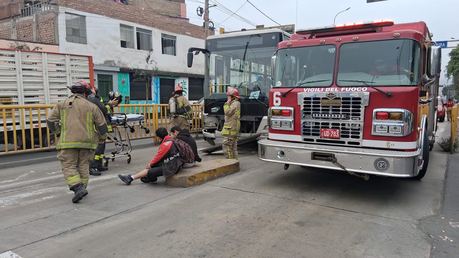 7 heridos deja choque entre bus del Metropolitano y auto