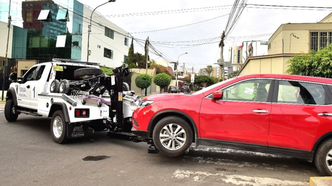 Grúas municipales siguen remolcando carros pese a prohibición del TC