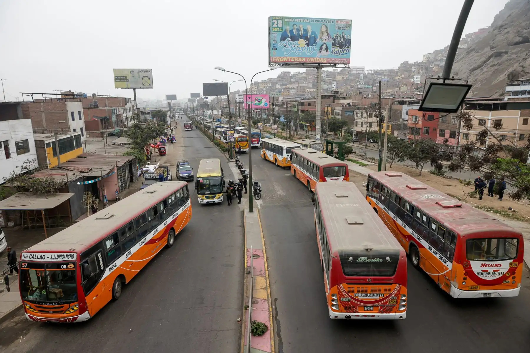 Transportistas bloquean vías en marcha hacia el Congreso