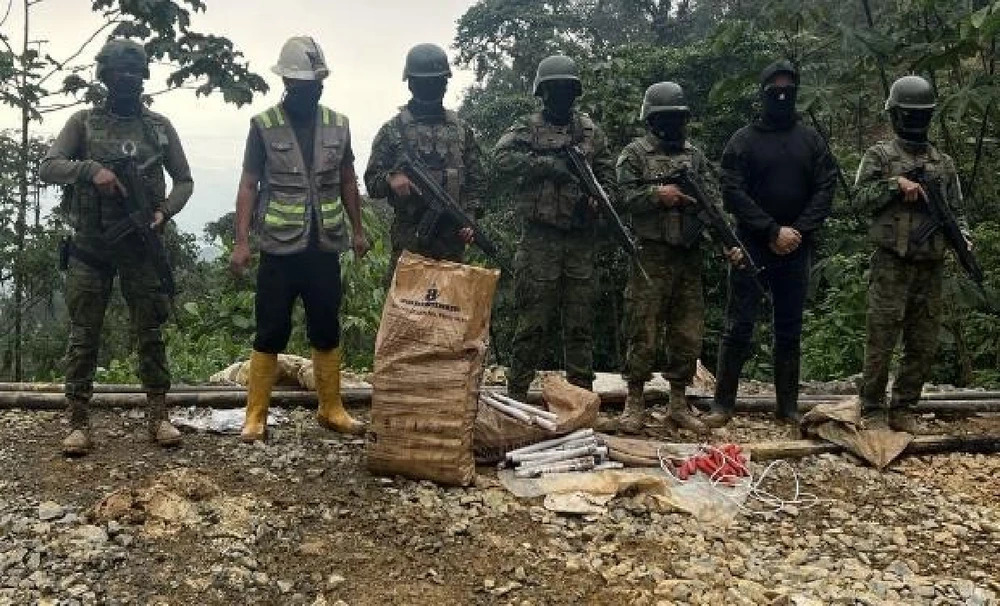 Detienen peruanos y venezolanos en un operativo contra minería ilegal en Ecuador