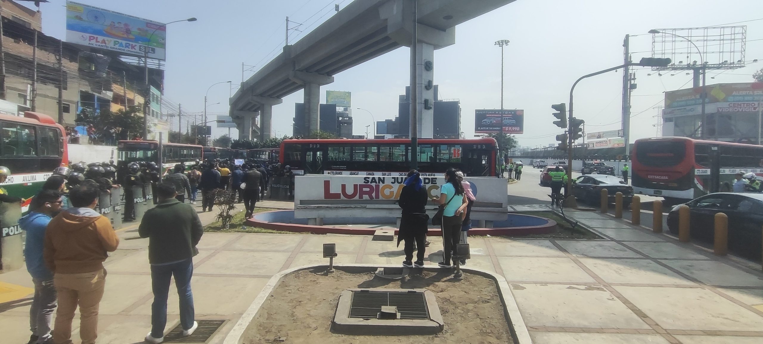 Transportistas bloquean vía por extorsionadores en SJL