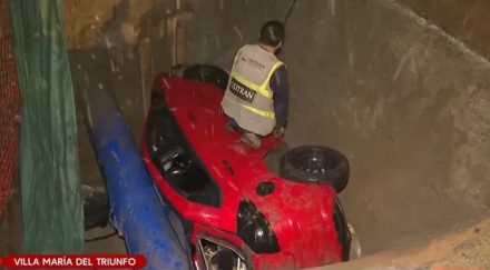 Auto cae en zanja en VMT