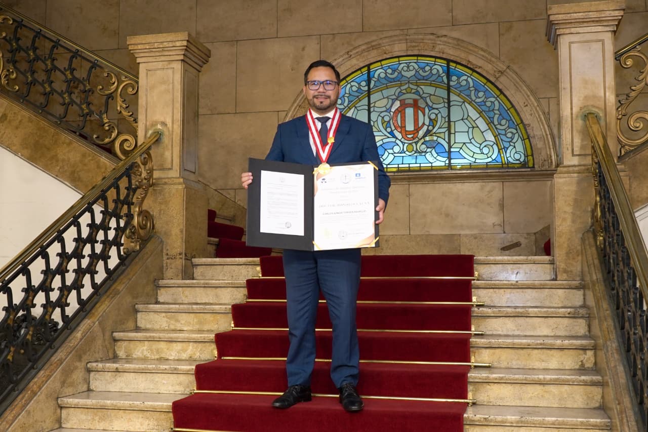 Carlos Torres Ravello recibe Doctor Honoris Causa de Cátedra UNESCO