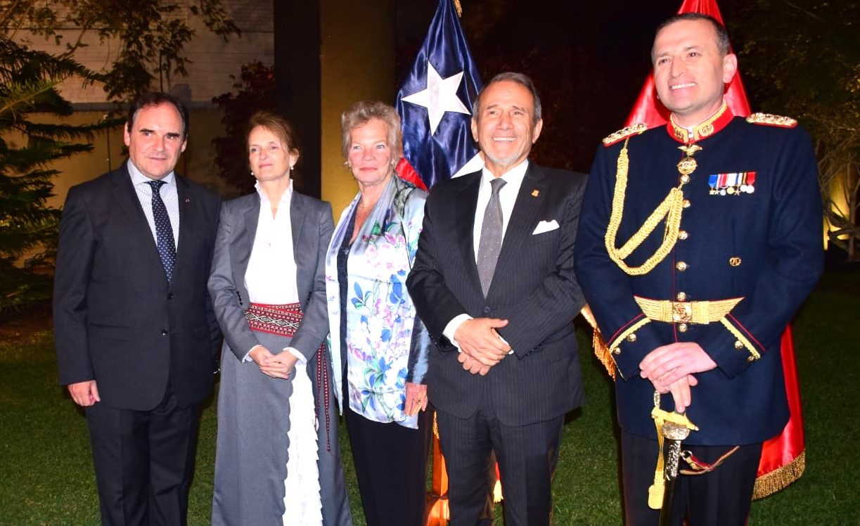 Chile festeja en Lima con vino, cueca y amistad