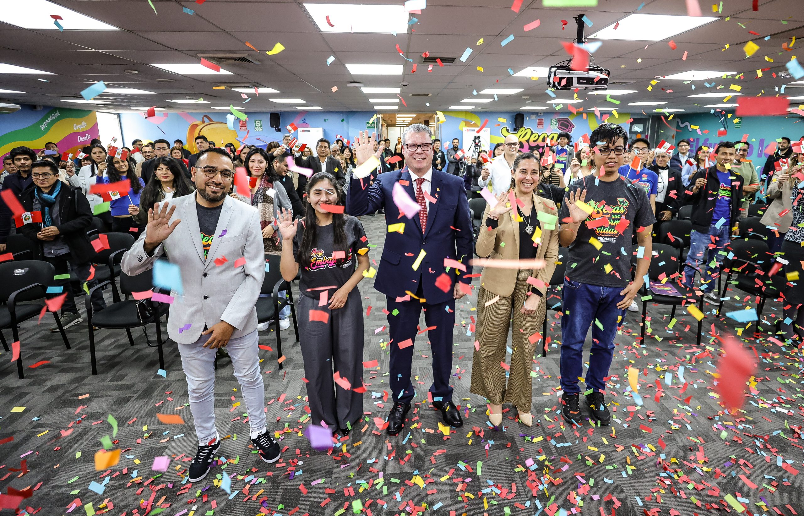 150 jóvenes viajan para estudiar al extranjero gracias a la inversión estratégica de s/13.4 millones de la Beca Generación del Bicentenario 2025