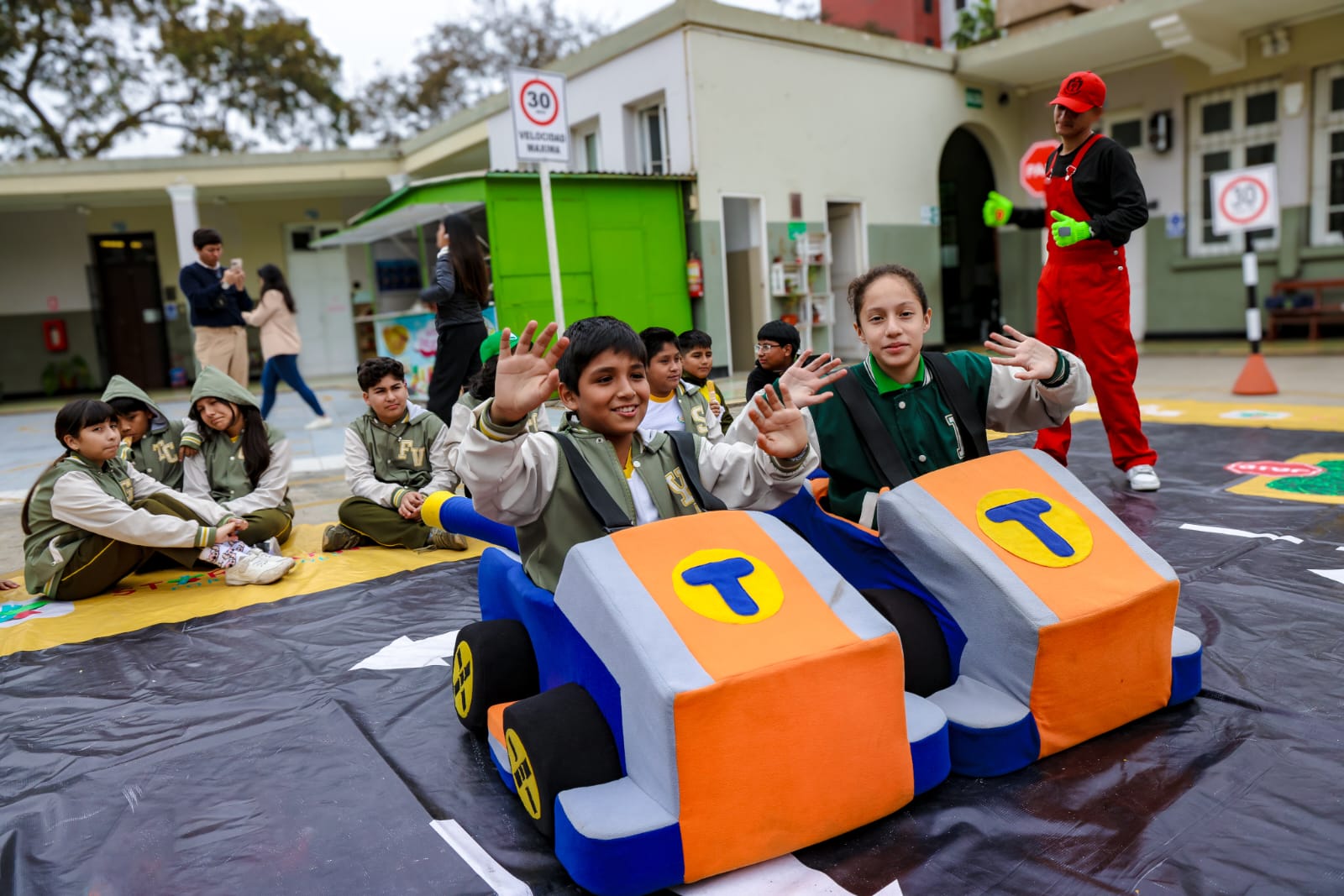 Niños aprenden «al volante» las normas de tránsito en San Isidro