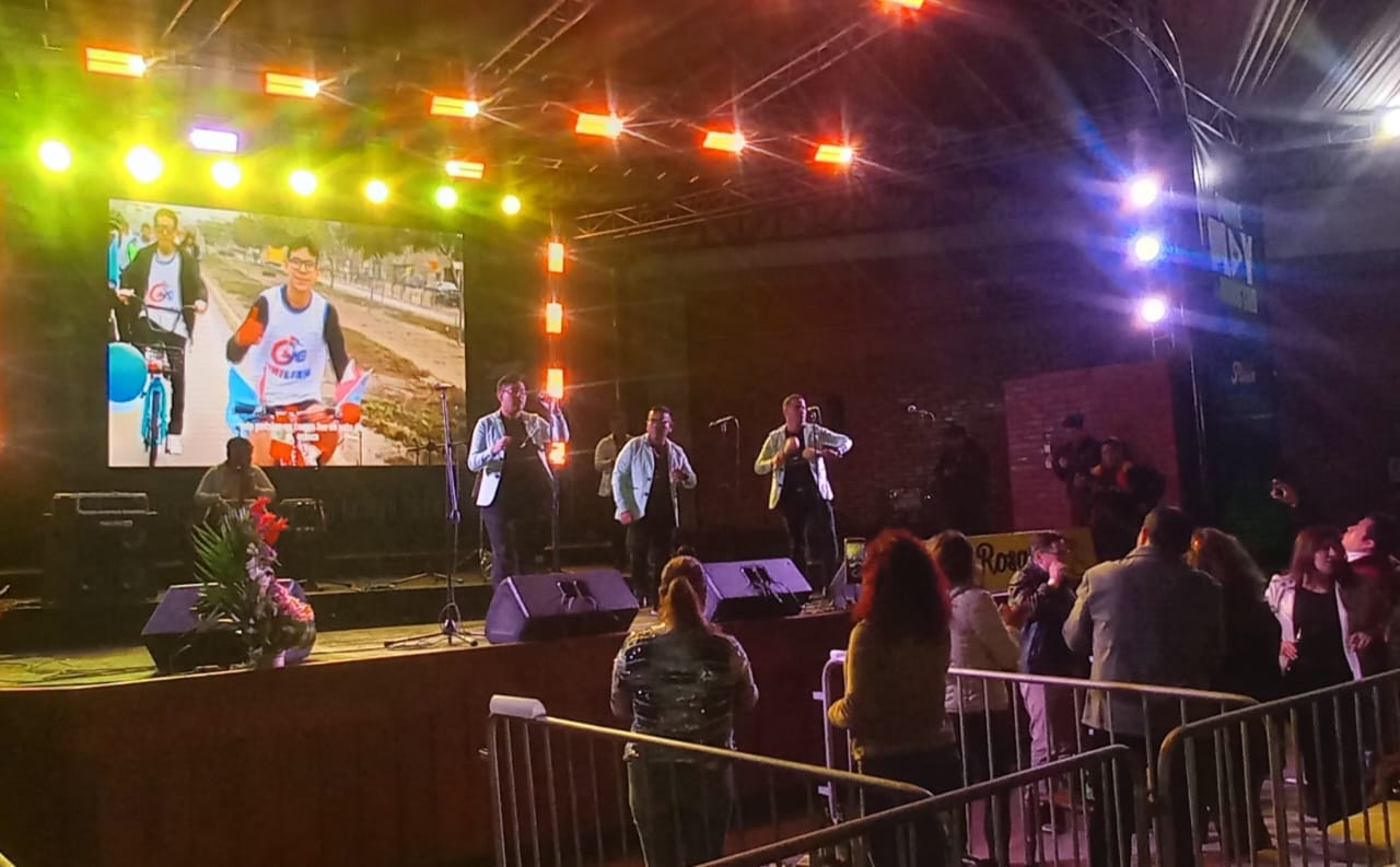 Show y música para agasajar a enfermeras