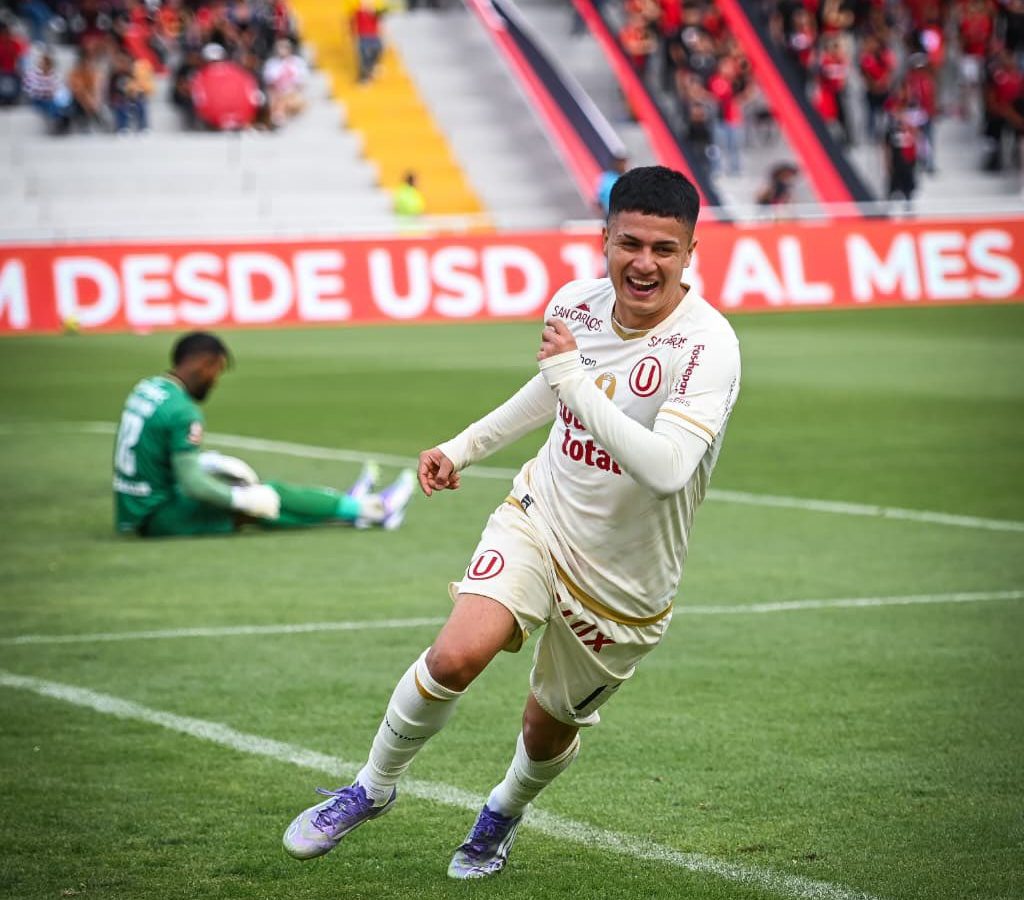 Universitario remontó y venció