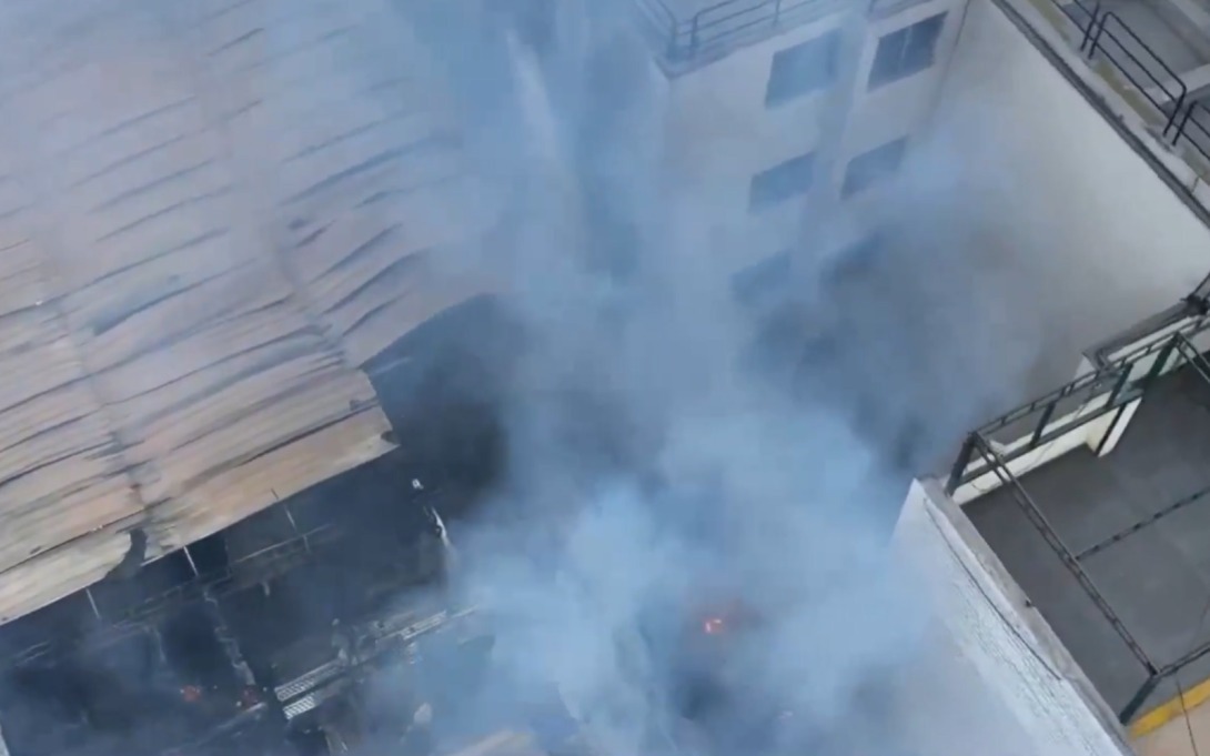 Voraz incendio devasta galería de artesanías en Cercado de Lima