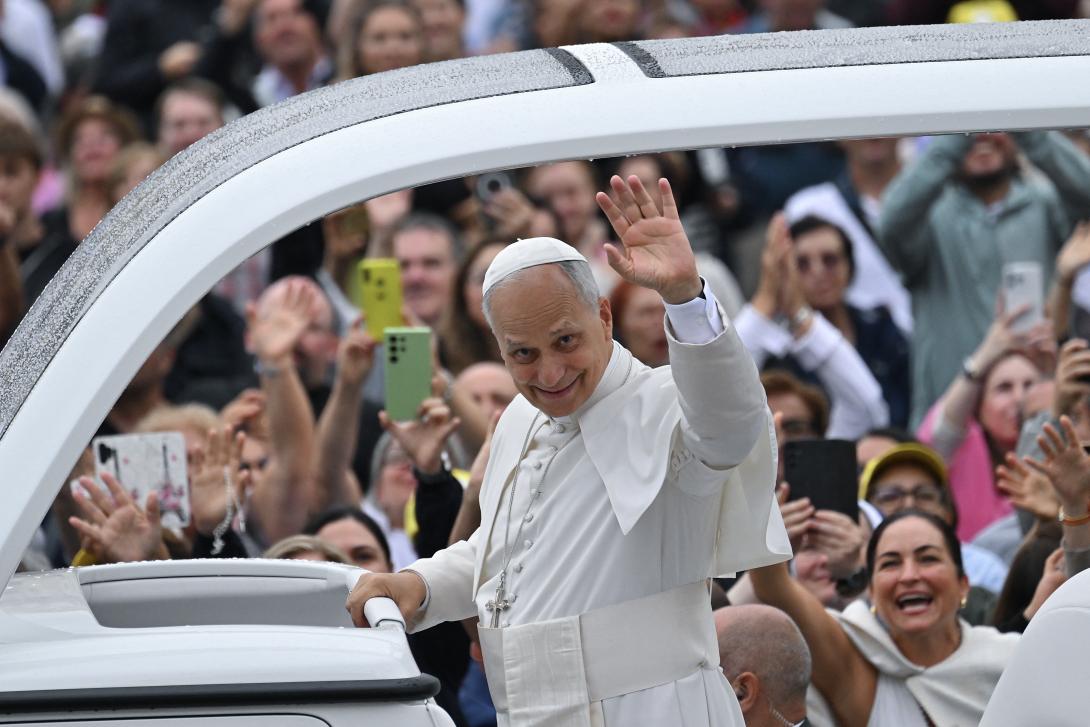 El papa León XIV cumple 70 años y lo celebra ante miles de fieles en el Vaticano