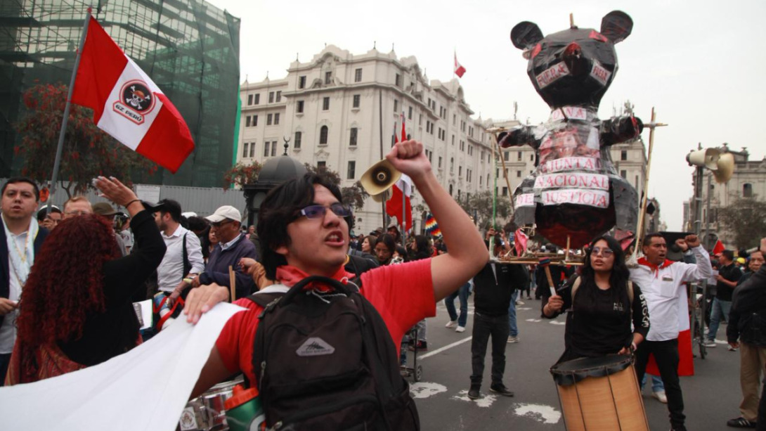 Jóvenes marcharon contra el Gobierno y el Congreso en el centro de Lima