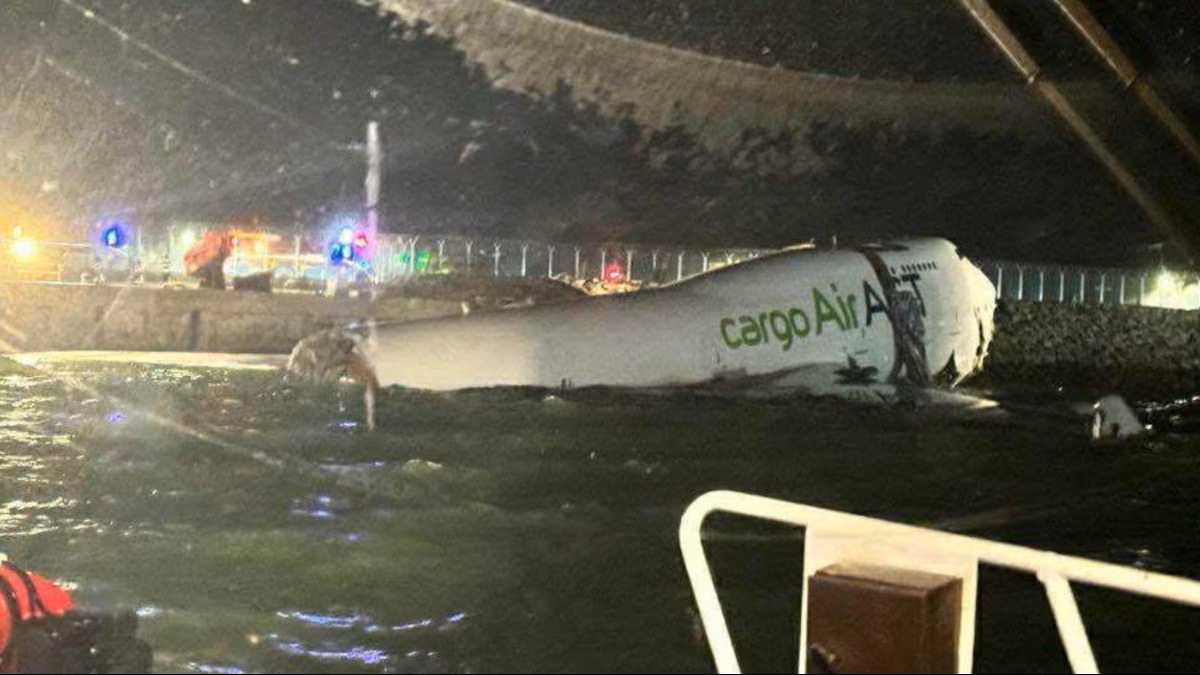 Avión de carga terminó en el mar en Hong Kong